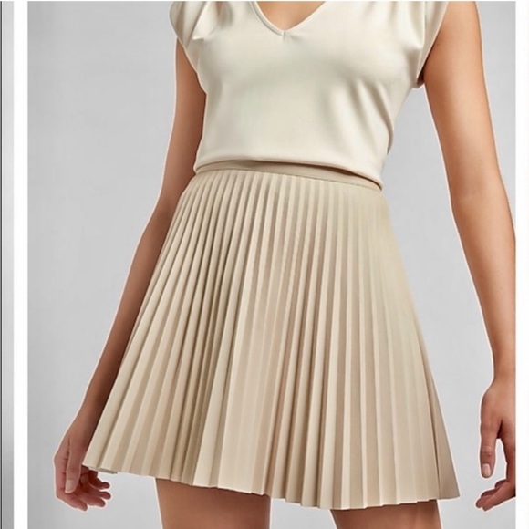 NWOT Express cream pleated high waisted faux leather mini skirt - Picture 2 of 11